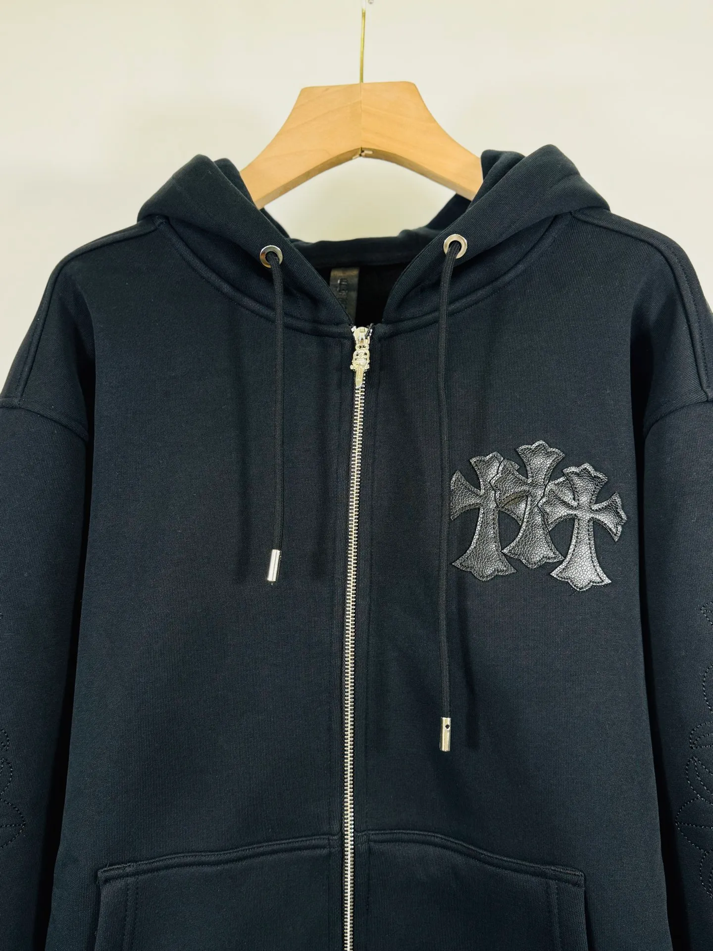 P380 top version, real shot without P, ​​different from market currency) 𝗖𝗵𝗿𝗼𝗺𝗲 𝗛𝗲𝗮𝗿𝘁𝘀/Cro Heart 2025 washed and burned flower patch embroidered autumn and winter new original single counter American patchwork 3D three-dimensional couple casual cardigan plus velvet jacket 👑The highest version! Customized fabric 550g tripe terry fabric! American acid-washed and distressed original fabric, laser burning + patch embroidery, exquisite embroidery of letters! The best-selling model in the counter, very comfortable to wear. Accessories: original molded and authenticated collar label➕100% silk wash label. Genuine purchase-grade original hangtag➕matching hanging rope➕3D hanging beads➕original packaging bag. Craftsmanship: The original version has consistent wiring! The highest version of the armhole matching technique! Color: Black Size: S M L XL Style No.: 25-372